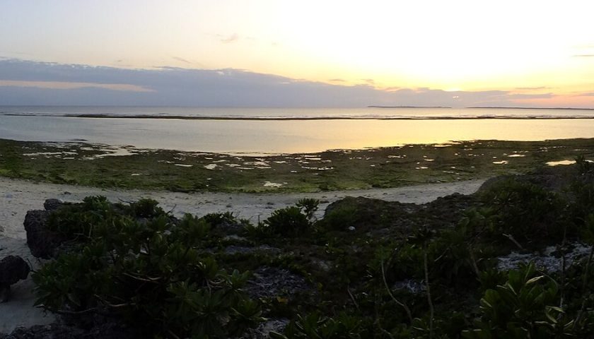 沖縄県の絶景スポット「仲本海岸」