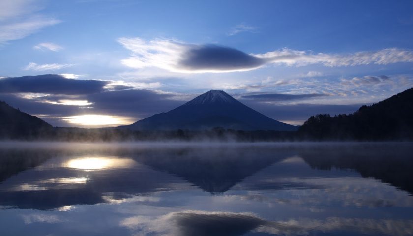 山梨県の絶景スポット「精進湖」