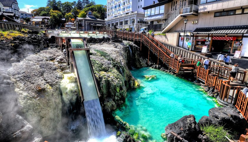 群馬県の絶景スポット「草津温泉」