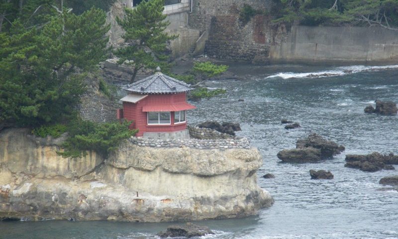 茨城県の絶景スポット「五浦海岸 六角堂」