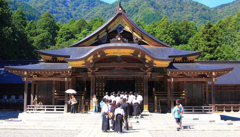 新潟県の絶景スポット「彌彦神社」