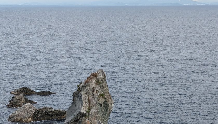 沖縄県の絶景スポット「立神岩」