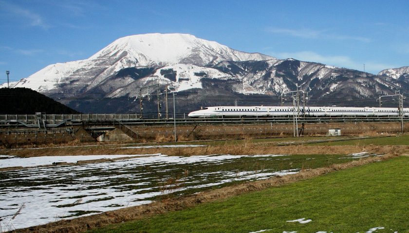 滋賀県の絶景スポット「伊吹山 山頂のお花畑」