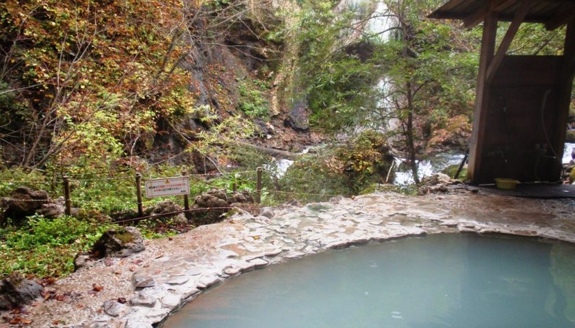 長野県の絶景スポット「白骨温泉」