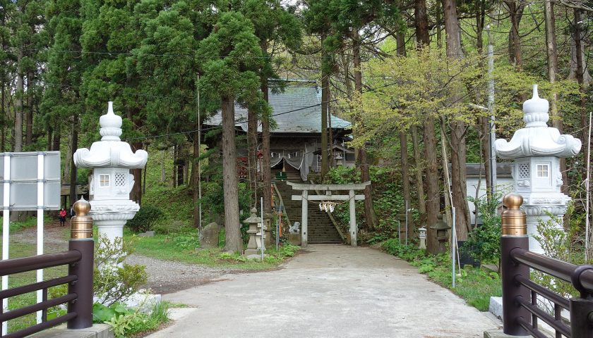 秋田県の絶景スポット「白瀑神社」