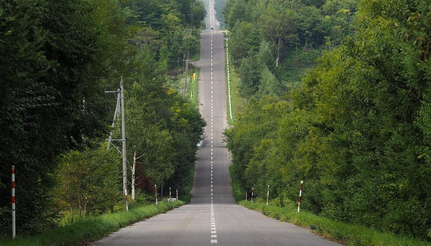 北海道の絶景スポット「天に続く道」