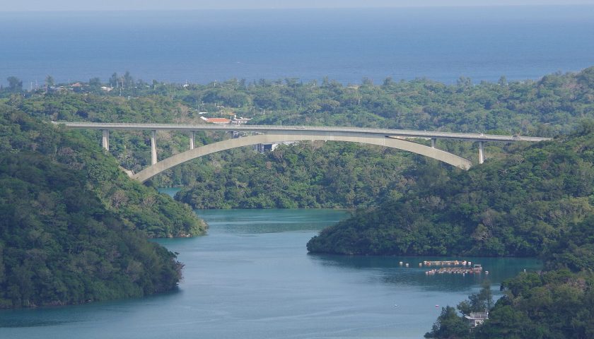 沖縄県の絶景スポット「ワルミ大橋」