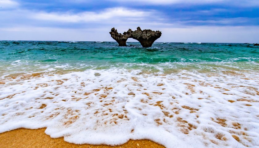 沖縄県の絶景スポット「古宇利島 ハートロック」