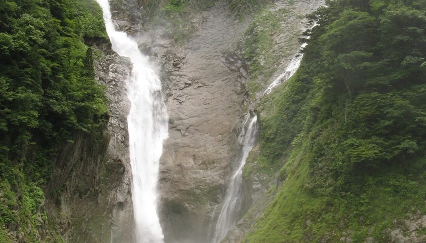 富山県の絶景スポット「ハンノキ滝」