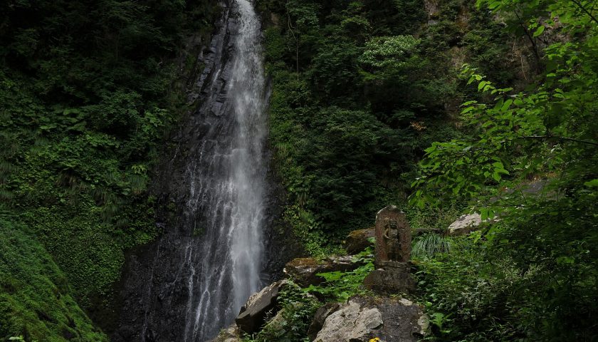 鳥取県の絶景スポット「雨滝」