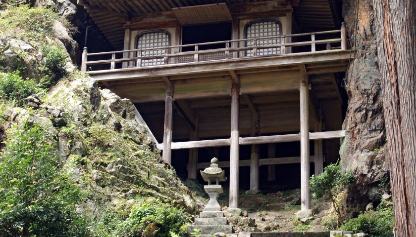 鳥取県の絶景スポット「不動院岩屋堂」