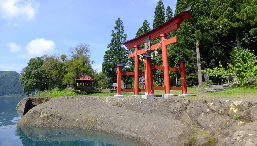 秋田県の絶景スポット「御座石神社の鳥居」