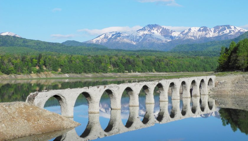北海道の絶景スポット「タウシュベツ川橋梁」