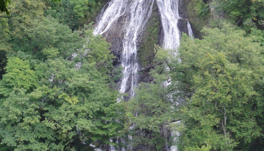 山形県の絶景スポット「七ツ滝」