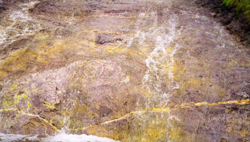 北海道の絶景スポット「カムイワッカ湯の滝」