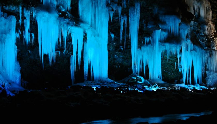 埼玉県の絶景スポット「三十槌の氷柱」