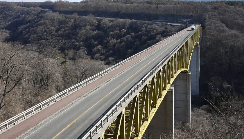山梨県の絶景スポット「八ヶ岳高原大橋」
