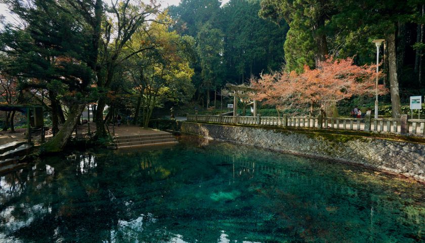 山口県の絶景スポット「別府弁天池」