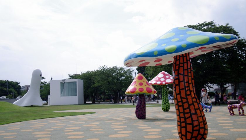 青森県の絶景スポット「十和田市現代美術館 アート広場」