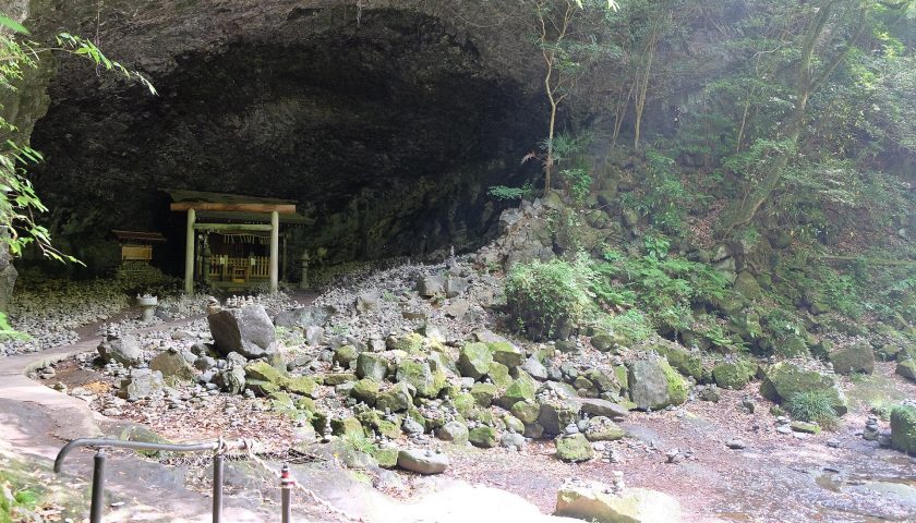宮崎県の絶景スポット「天安河原」