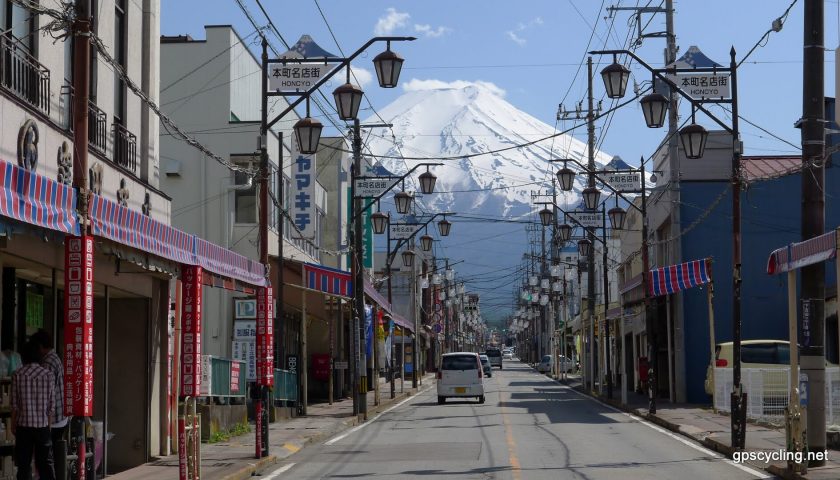 山梨県の絶景スポット「下吉田本町通り」