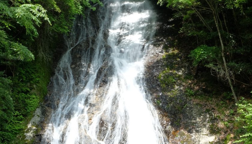 宮崎県の絶景スポット「常光寺の滝」