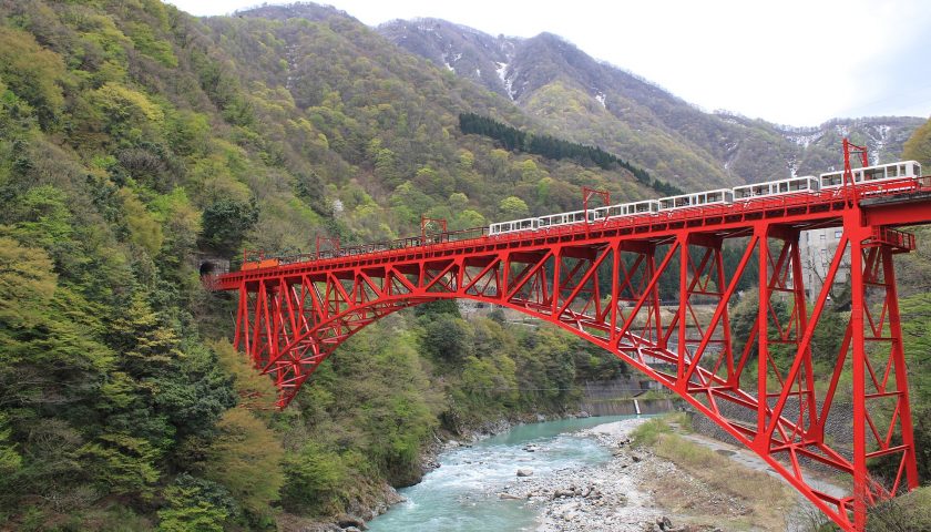富山県の絶景スポット「新山彦橋」