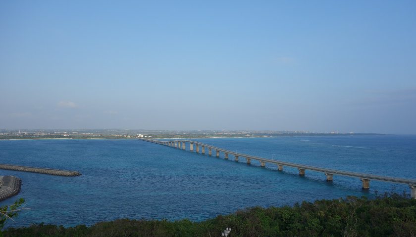 沖縄県の絶景スポット「来間大橋」