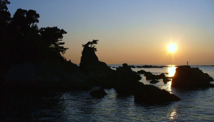 神奈川県の絶景スポット「森戸大明神 名島の鳥居」