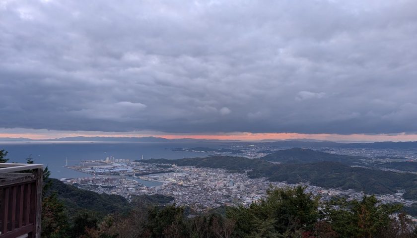 和歌山県の絶景スポット「森林公園 雨の森 展望台」