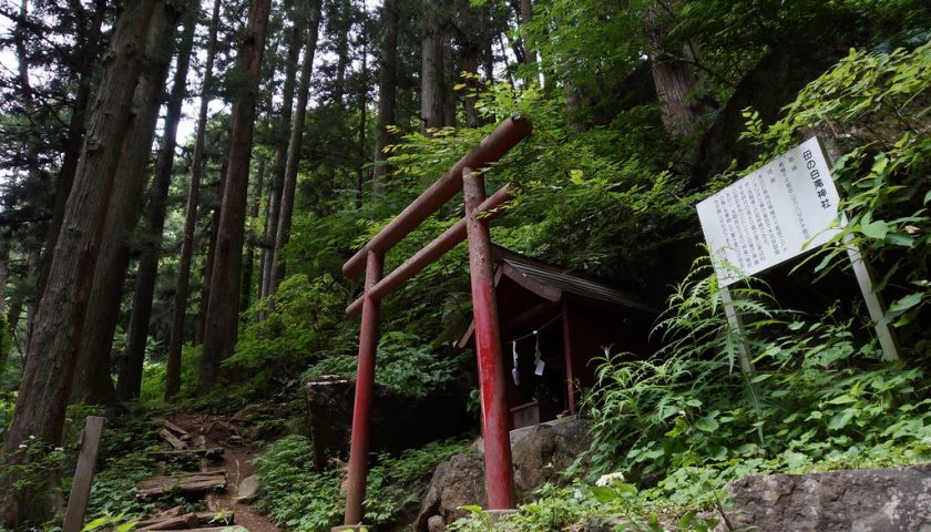 山梨県の絶景スポット「母の白滝」