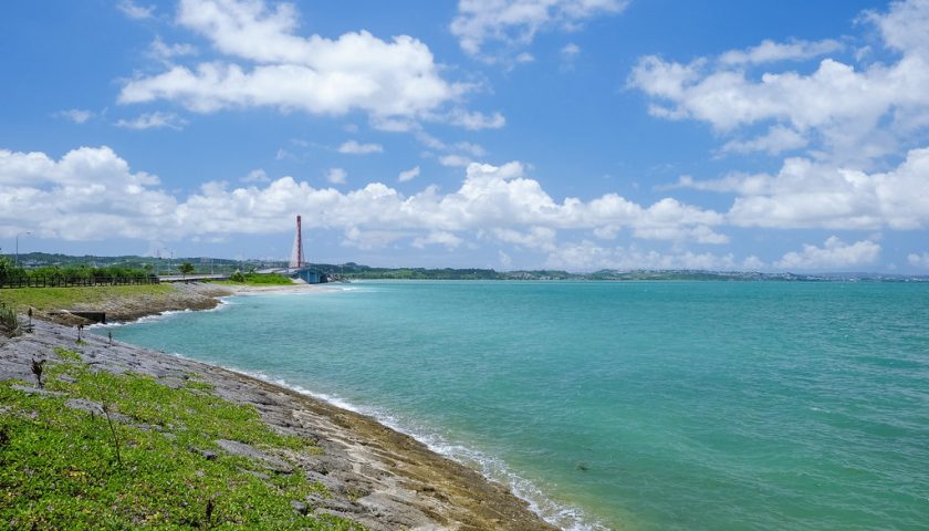 沖縄県の絶景スポット「海中道路」