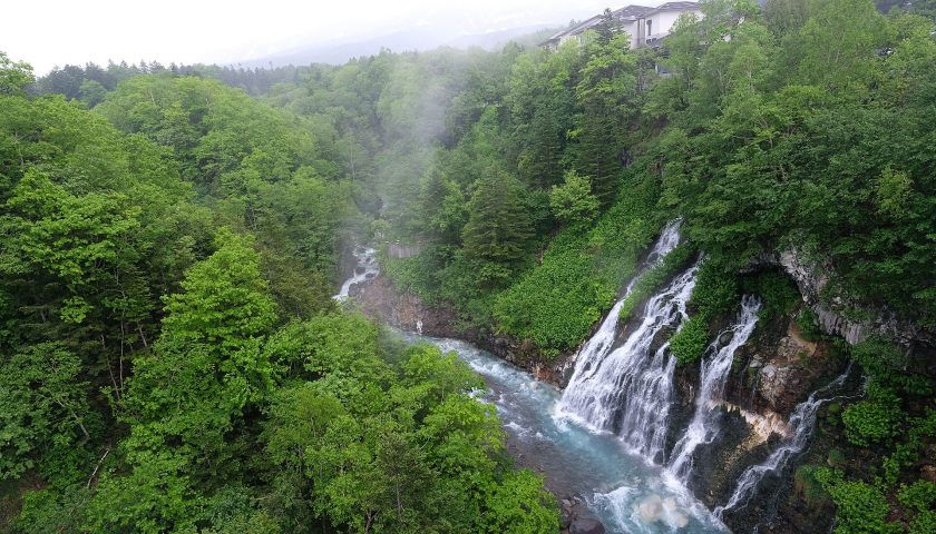 北海道の絶景スポット「白ひげの滝」