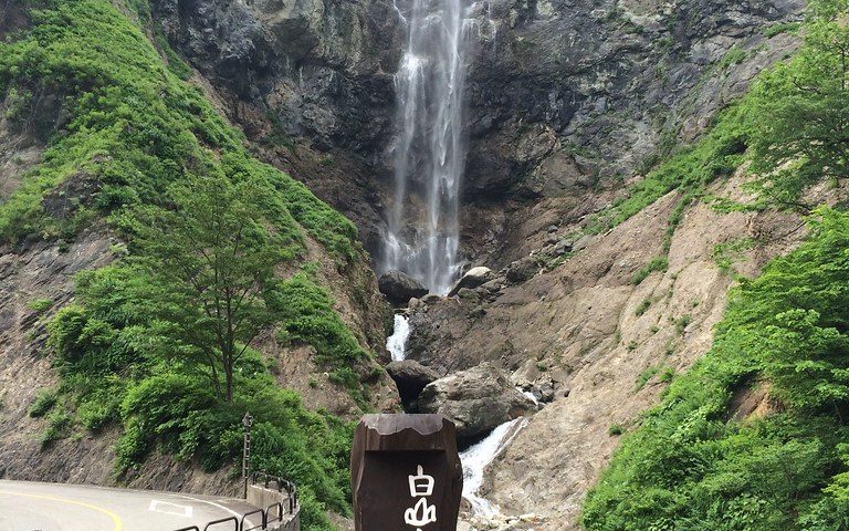 石川県の絶景スポット「白山白川郷ホワイトロード ふくべの大滝」