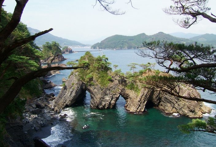 岩手県の絶景スポット「穴通磯」