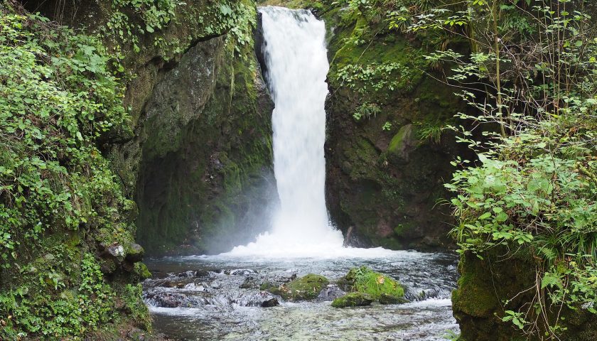 長野県の絶景スポット「龍返しの滝」