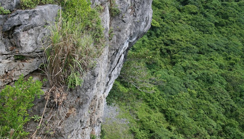 沖縄県の絶景スポット「茅打バンタ」