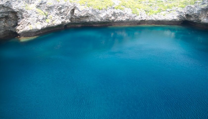 沖縄県の絶景スポット「通り池」
