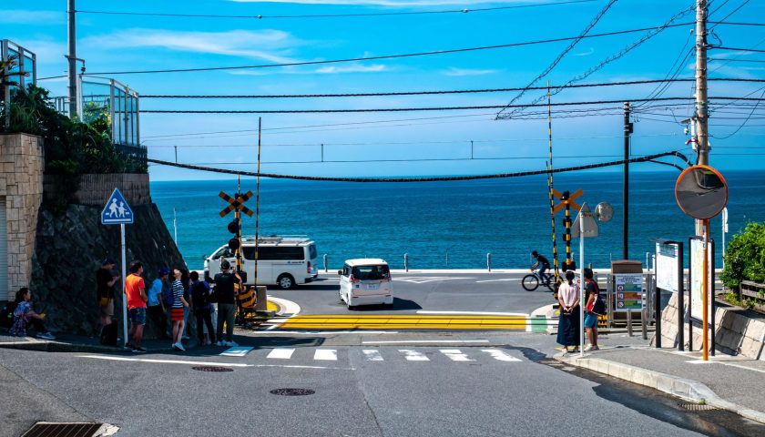 神奈川県の絶景スポット「鎌倉高校前1号踏切」