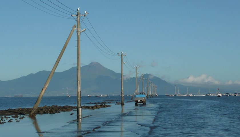 熊本県の絶景スポット「長部田海床路」