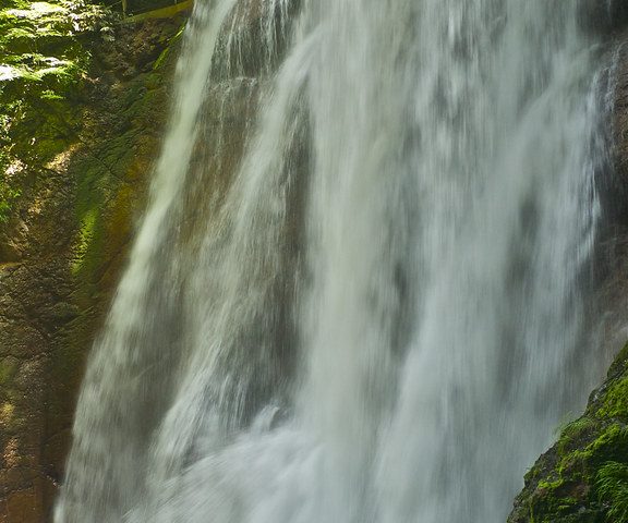 長野県の絶景スポット「雷滝」