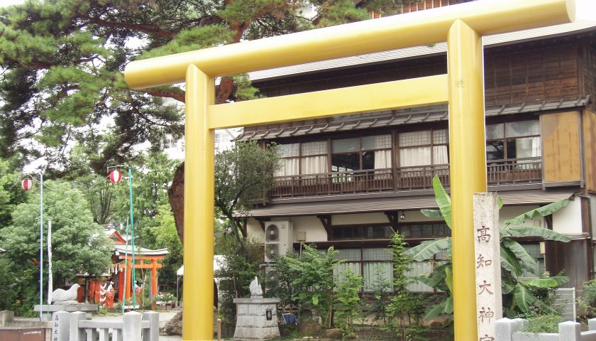 山梨県の絶景スポット「金鳥居」
